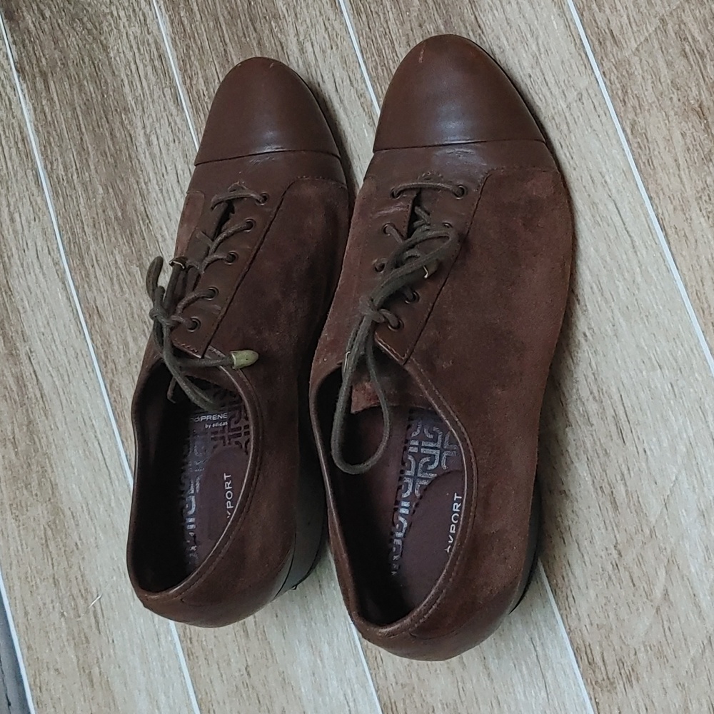 Rockport Dark brown suede like finish short heel women shoes EUC 8.5